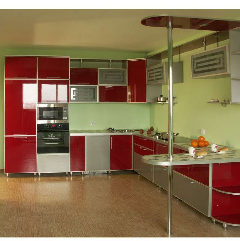 Красная кухня с барной стойкой и матовым стеклом