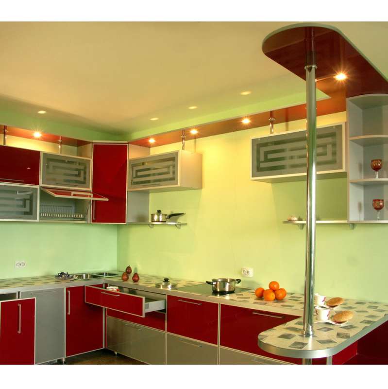 Красная кухня с барной стойкой с стеклянными шкафами