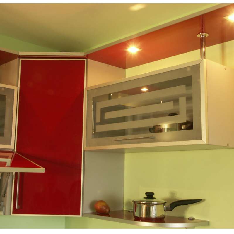 Красная кухня с барной стойкой с установкой